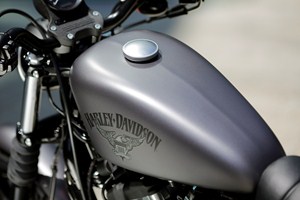 Harley-Davidson Sportster Iron 883 2016 tank