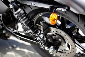 Harley-Davidson Sportster Iron 883 2016 shock and rear brake