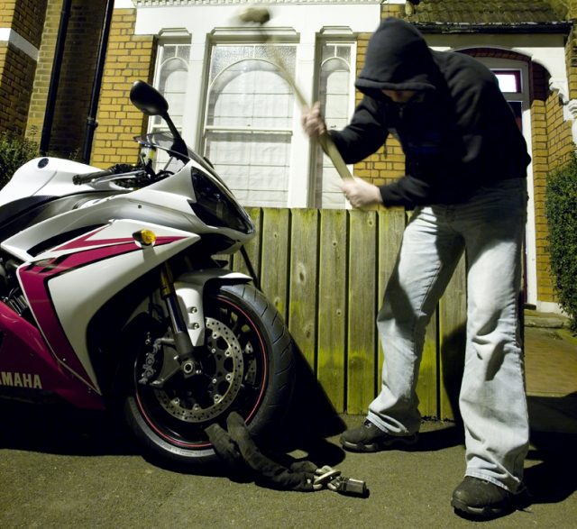 Bike thief smashes lock with sledge hammer